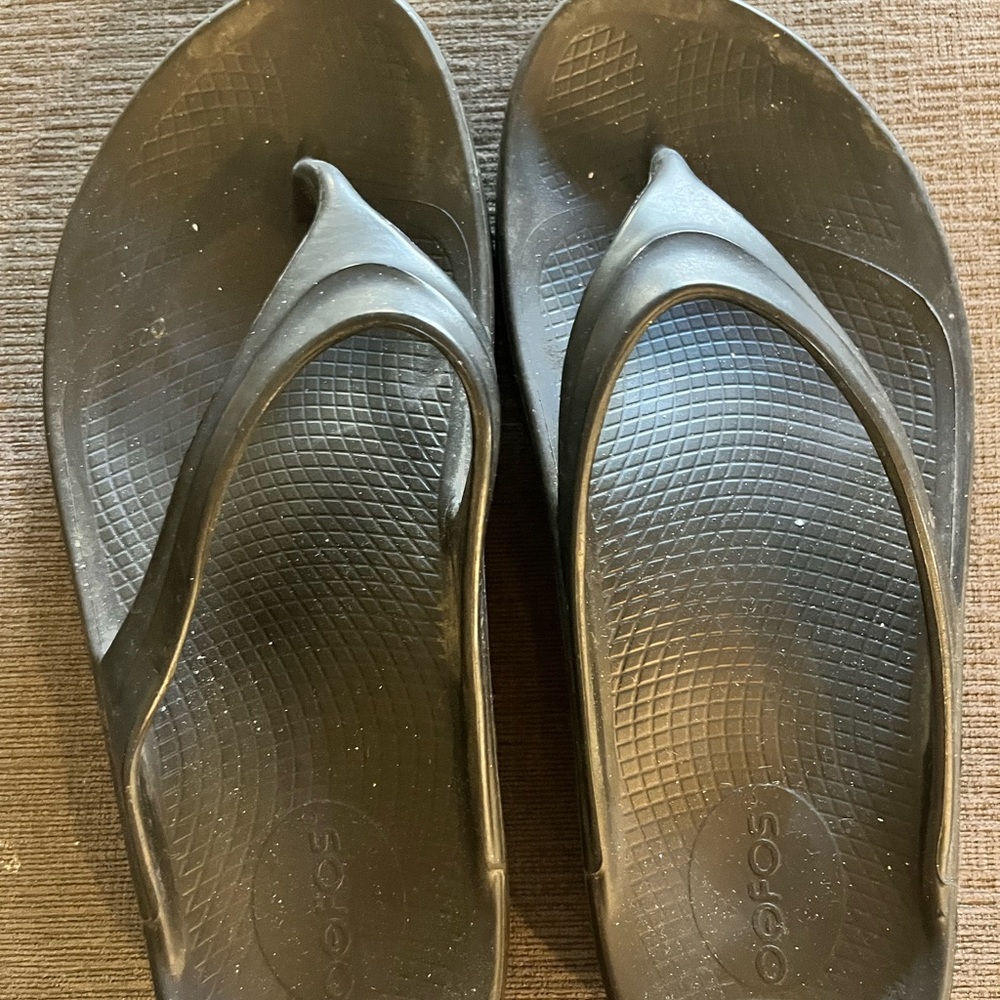 Oofos flip flops size 10. GUC